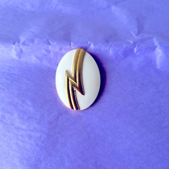 MONET VINTAGE PIN / BROOCH. COLOR:  WHITE And GOLD. Safety Clasp on Back.l - Picture 3 of 4